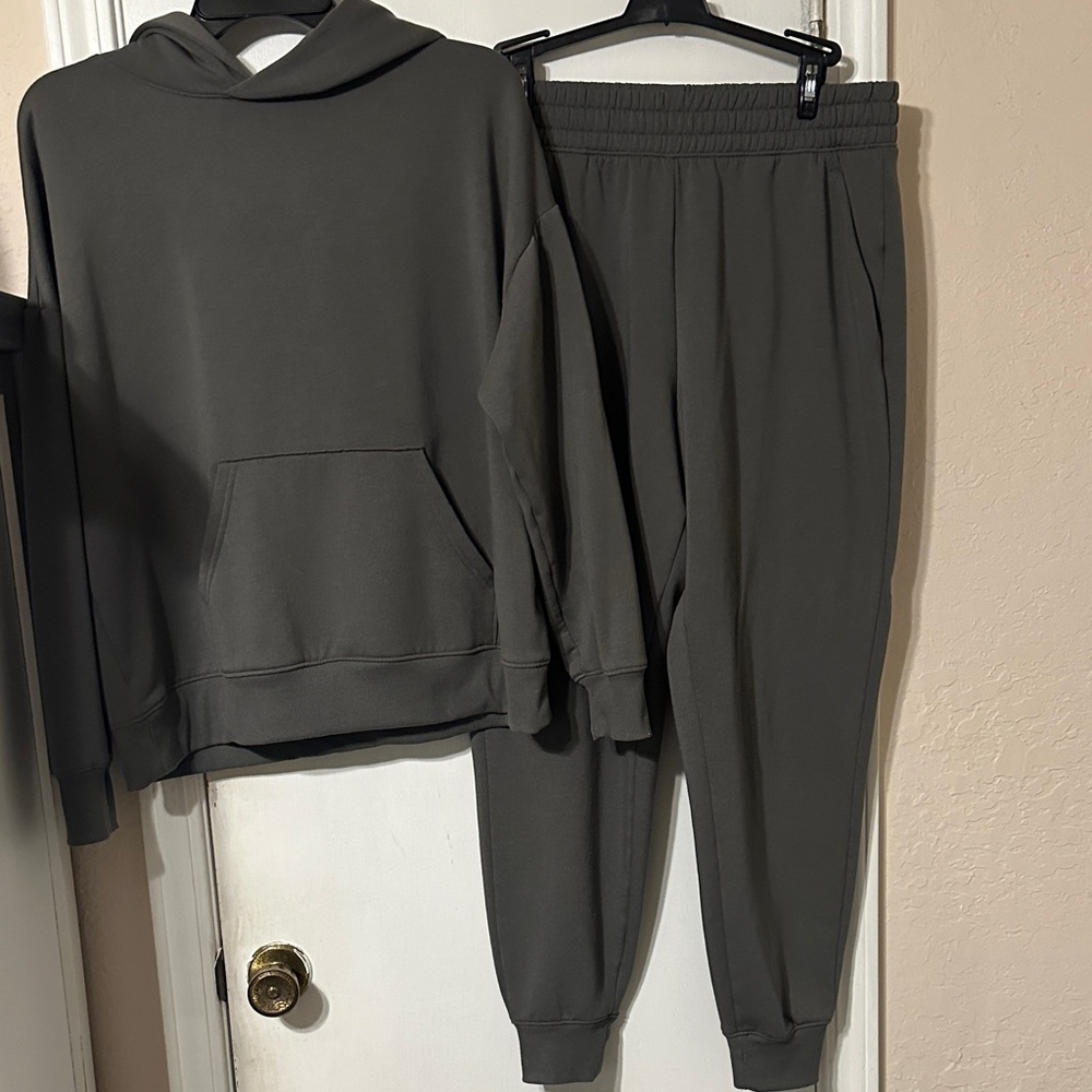 Women's Green Hoodie and Jogger Set